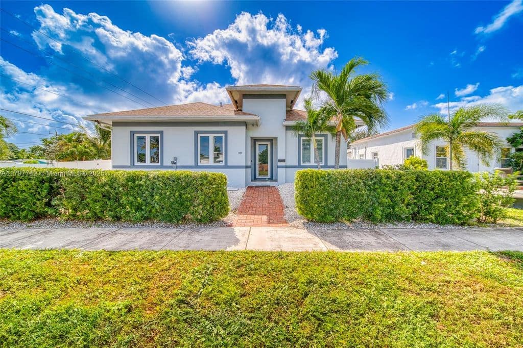 3+1 Müstakil ev — 207 SW 11th St