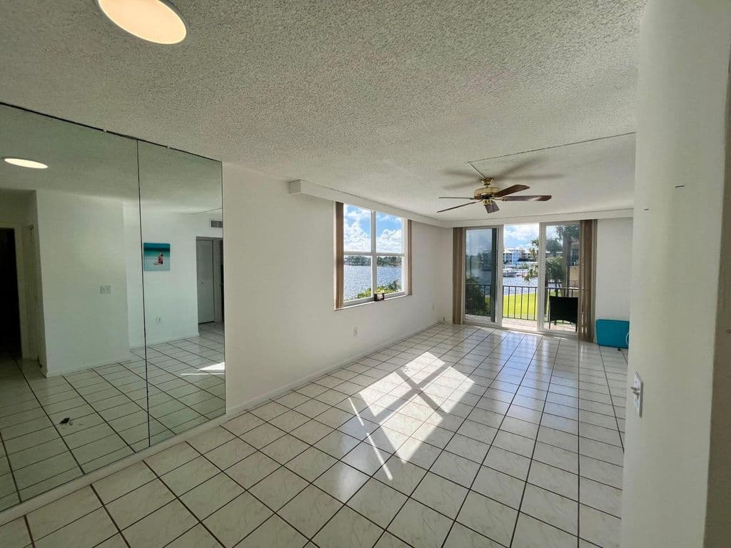 1-bedroom Condo — 301 Croton Avenue #305