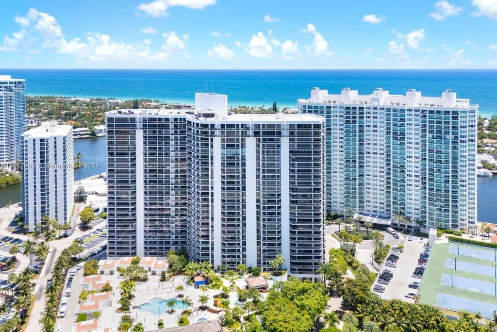2+1 Condo — 20281 E Country Club Dr APT 1009