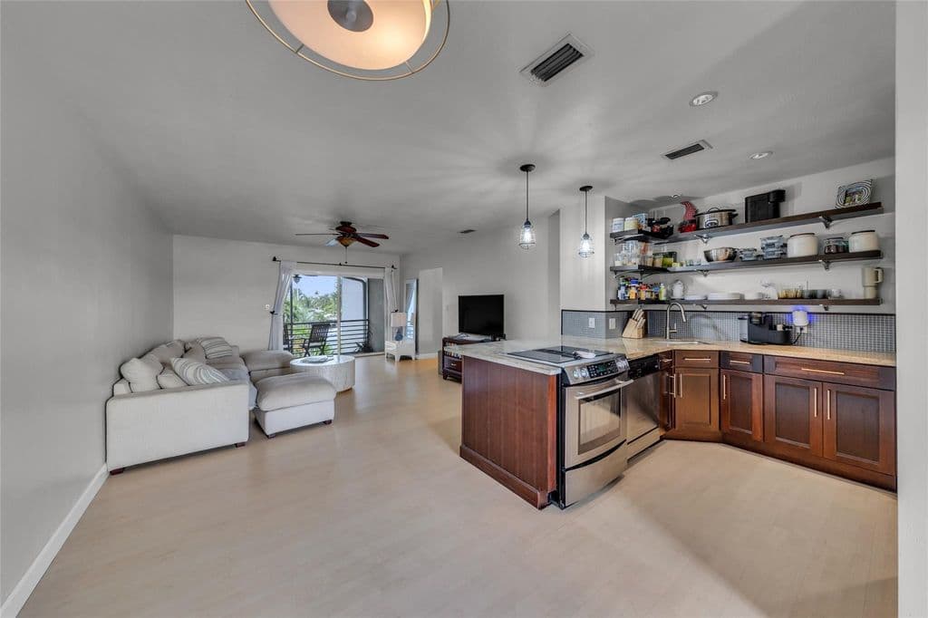 2-bedroom Property — 1535 SE 15TH Street #305