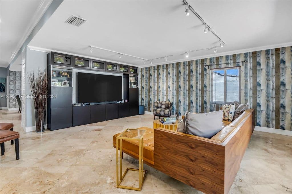 5-bedroom Single-Family Home — 114 SW 57th Ct