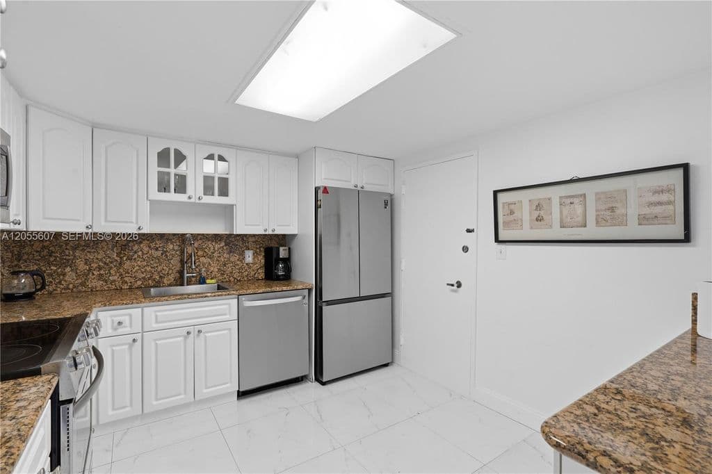 1-bedroom Condo — 5151 Collins Ave APT 1027