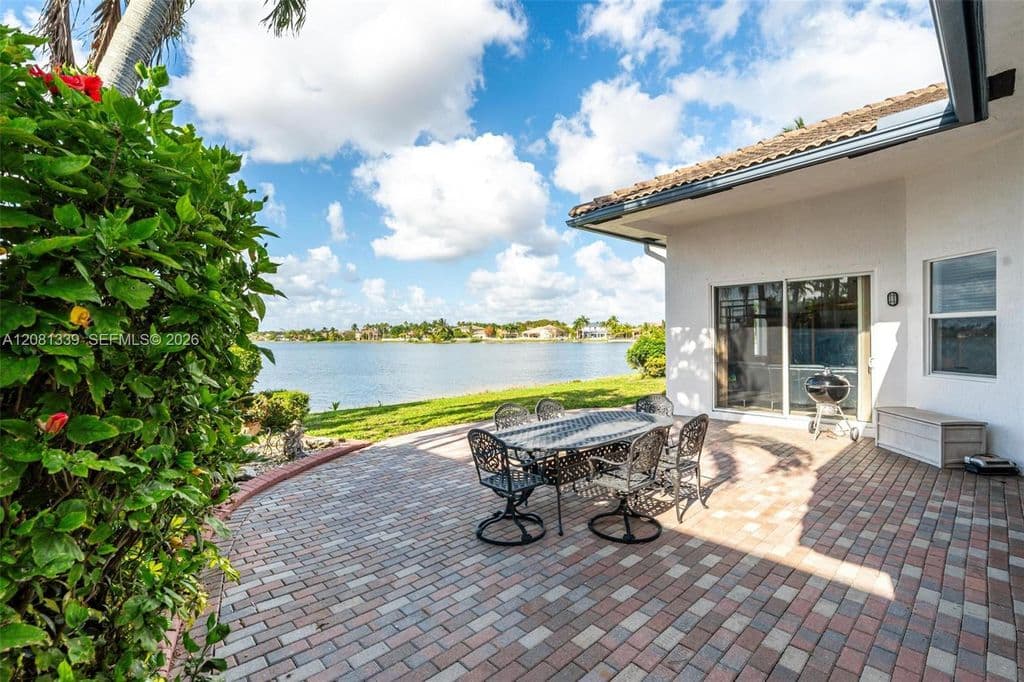 5-bedroom Single-Family Home — 18633 SW 24th St