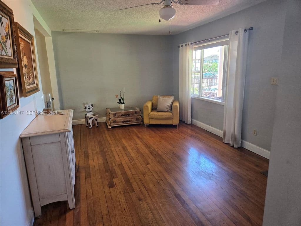 3+1 Müstakil ev — 6858 SW 39th St