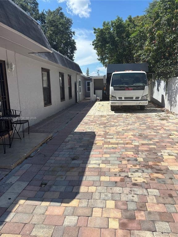 4+1 Mülk — 21122 NW 39th Ave