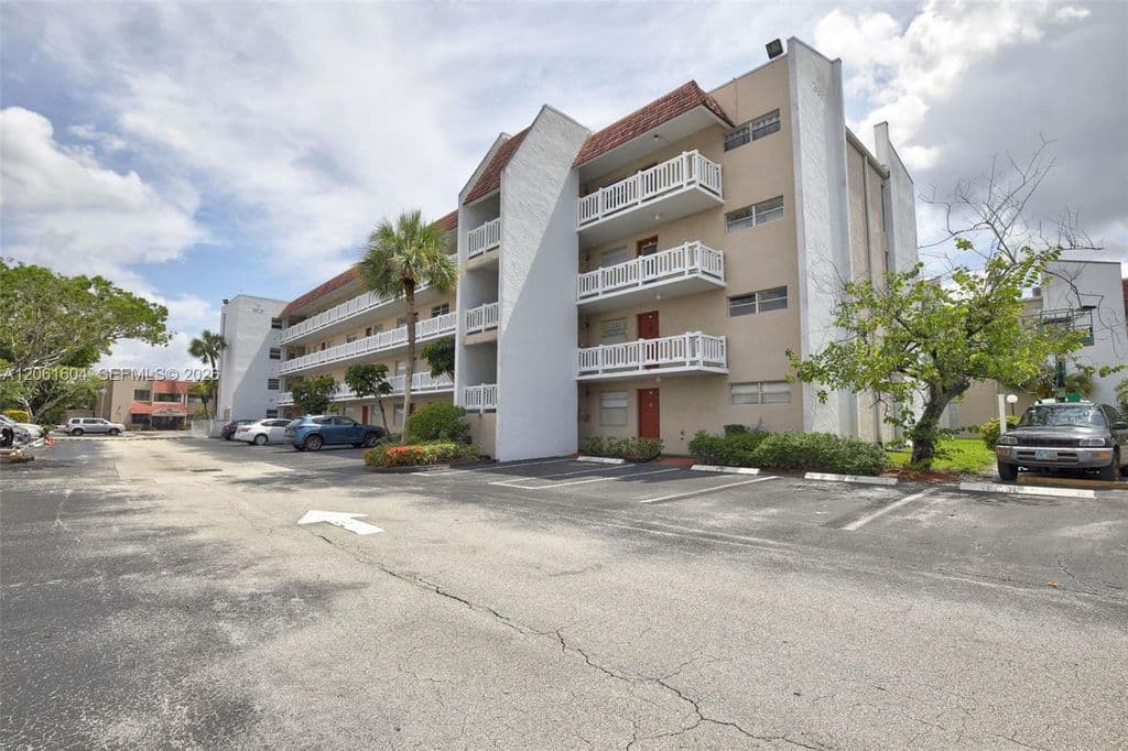 2-bedroom Condo — 3531 Inverrary Dr APT 101