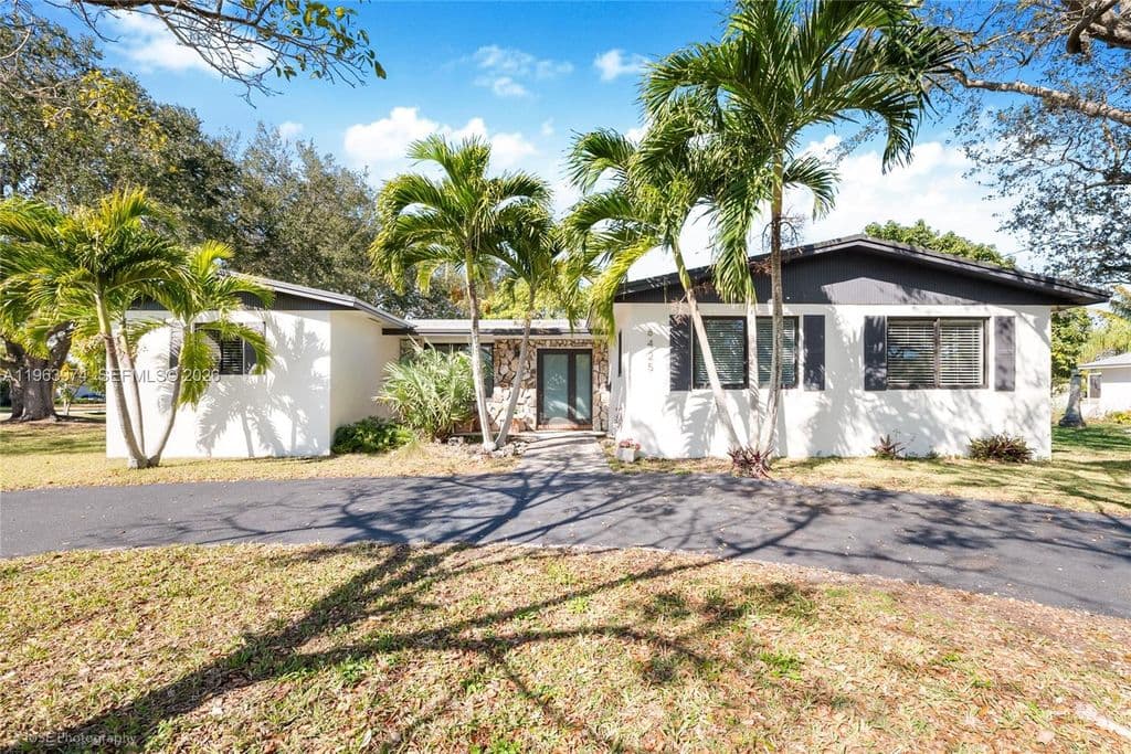 4+1 Müstakil ev — 8425 SW 174th St