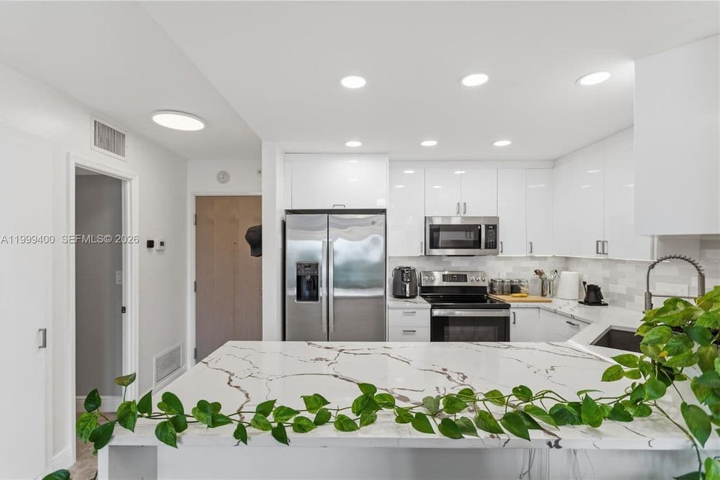 1+1 Condo — 340 Sunset Dr APT 407