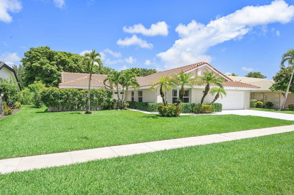4-bedroom Single-Family Home — 11294 ISLAND LAKES Lane