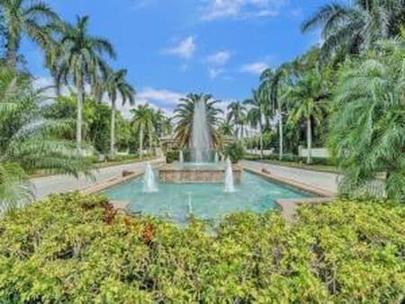 2-bedroom Condo — 4701 Martinique Drive #L2