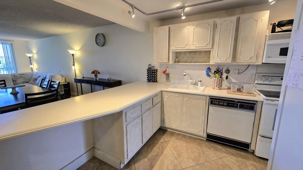 3-bedroom Condo — 3100 N Course Lane #410