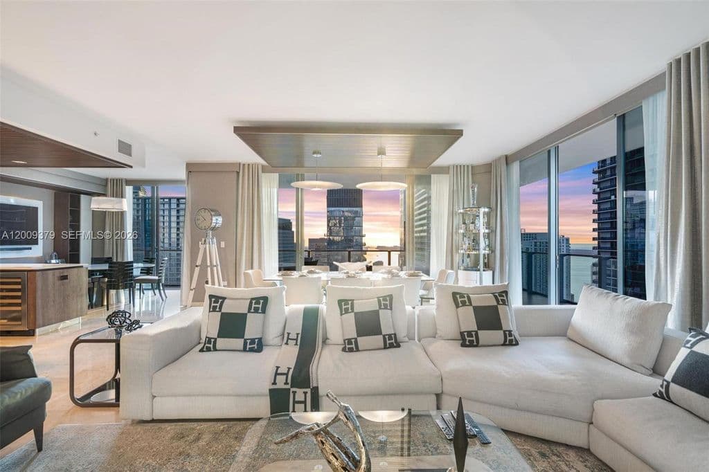 4+1 Condo — 88 SW 7th St APT 3801