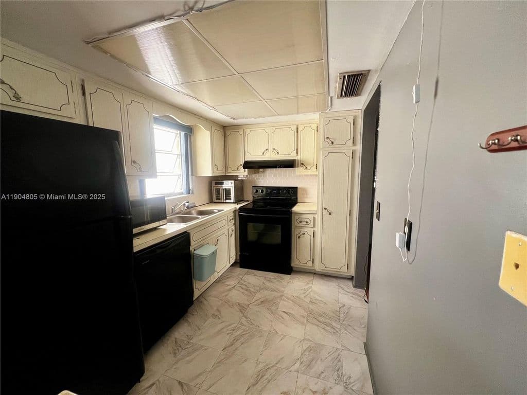 1+1 Condo — 1501 Arthur St APT 7