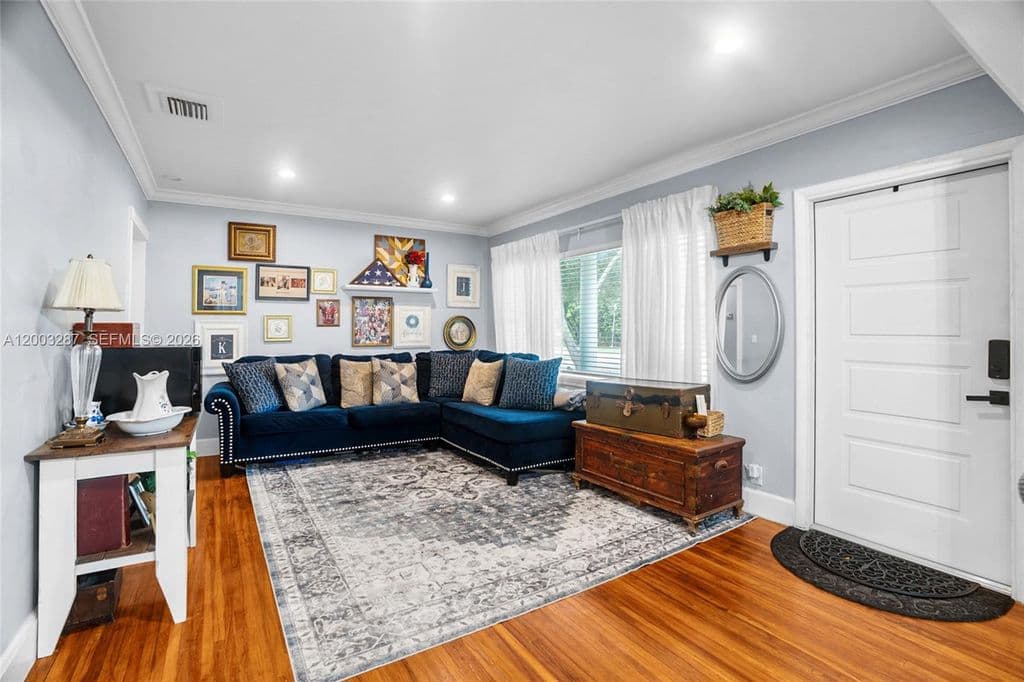 3-bedroom Single-Family Home — 899 E Country Club Cir