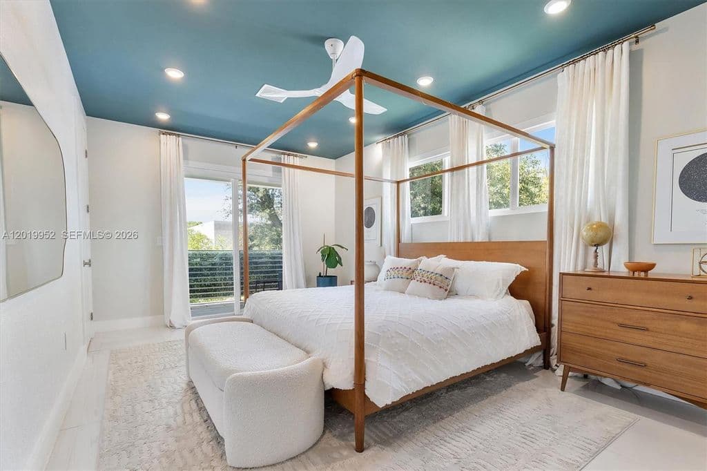 3-bedroom Property — 2920 SW 25th Ter #B
