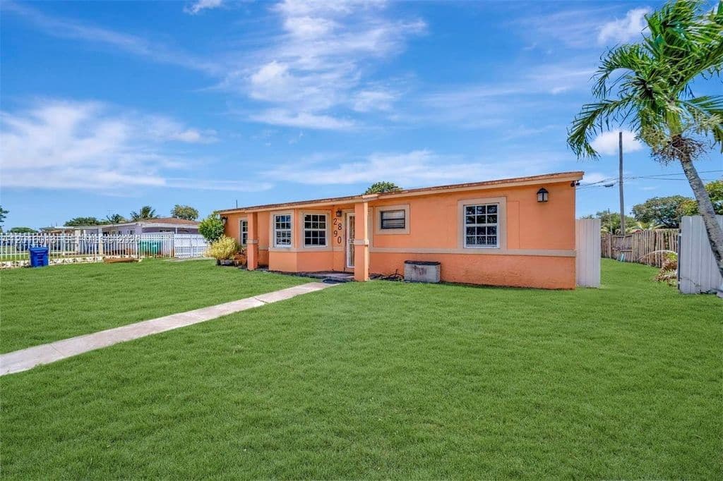 6+1 Müstakil ev — 2890 NW 160th St