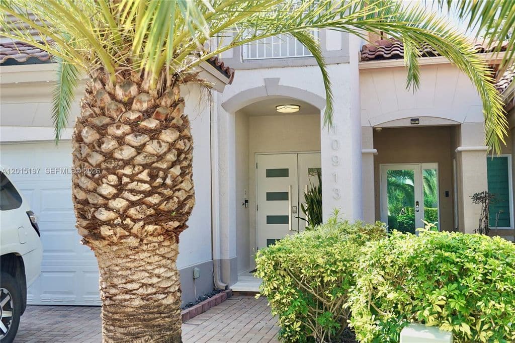 4-bedroom Property — 10913 NW 67th St