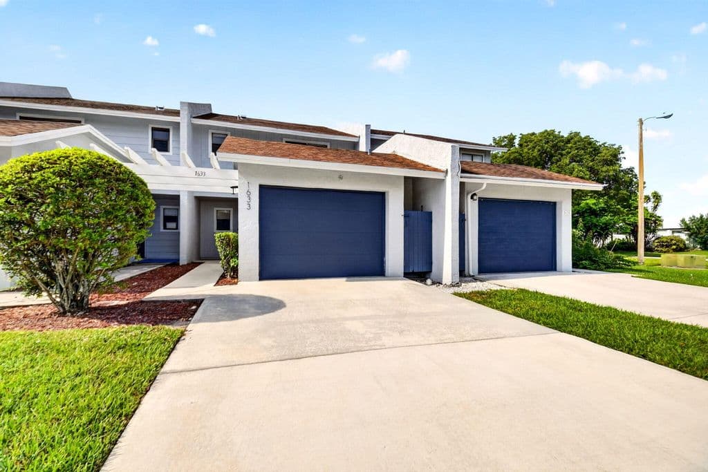 2-bedroom Property — 1633 Woodbridge Lakes Circle #1633