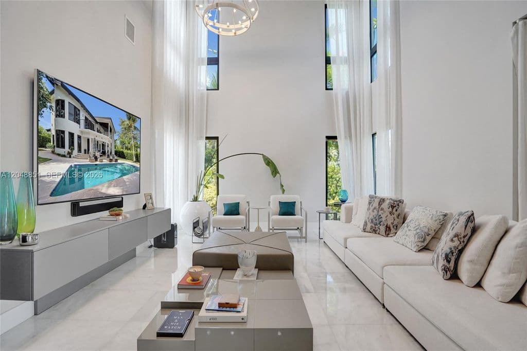 6-bedroom Single-Family Home — 113 Holiday Dr