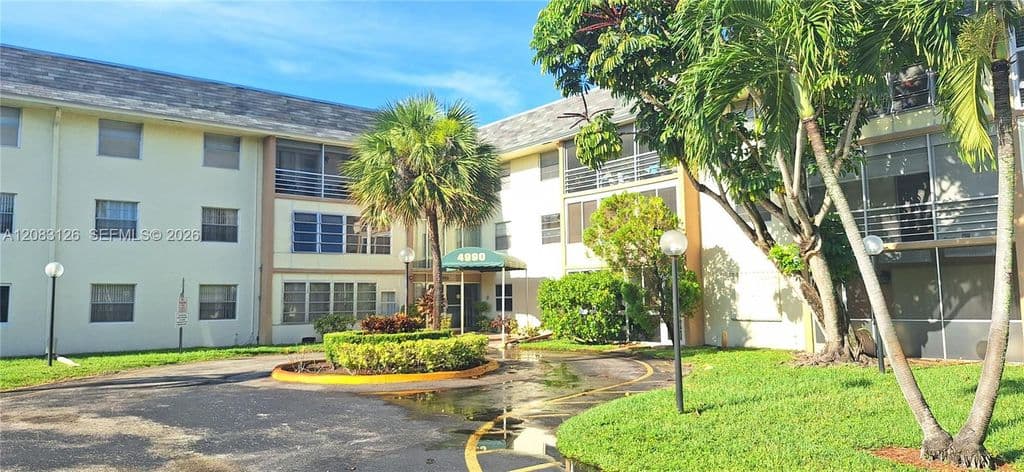 2-bedroom Condo — 4990 E Sabal Palm Blvd APT 202