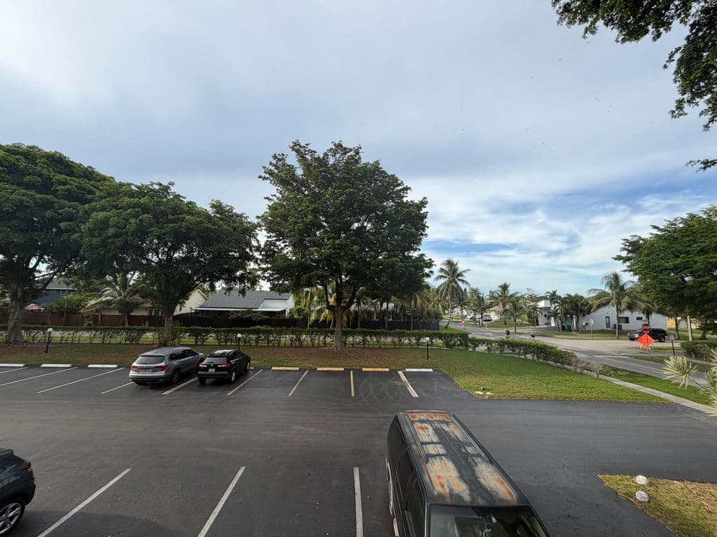 2+1 Condo — 206 SE 10TH Street #201