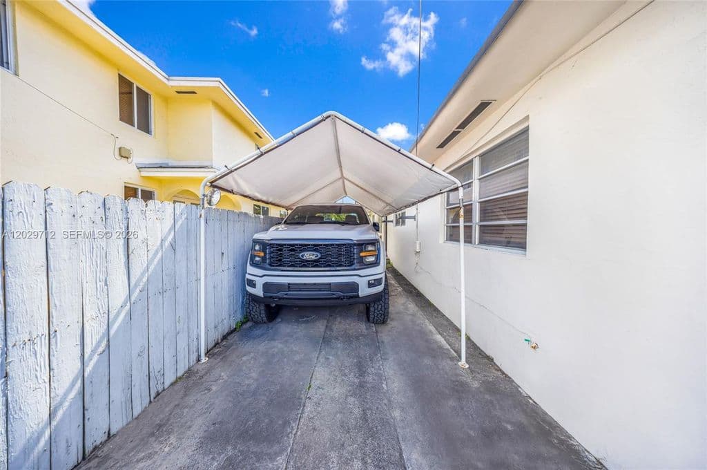 4+1 Mülk — 3532 NW 4th Ter