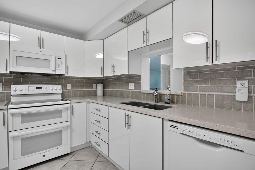 2-bedroom Condo — 2006 GRANADA Drive #J1