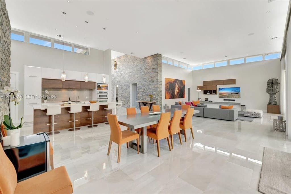 5-bedroom Single-Family Home — 907 Diplomat Pkwy
