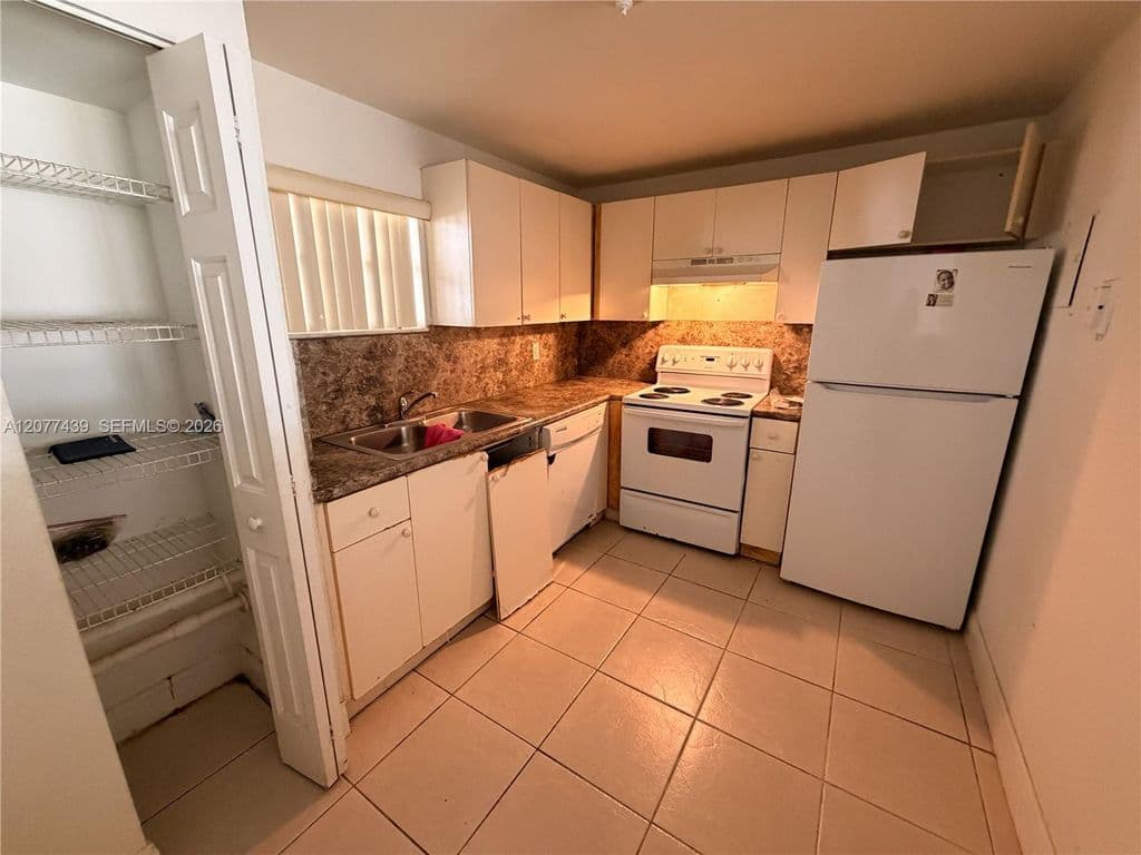 2-bedroom Condo — 4235 N University Dr APT 103