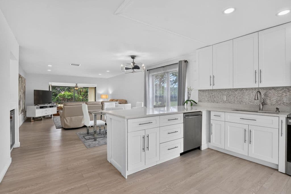2-bedroom Condo — 8545 Casa Del Lago #38 H