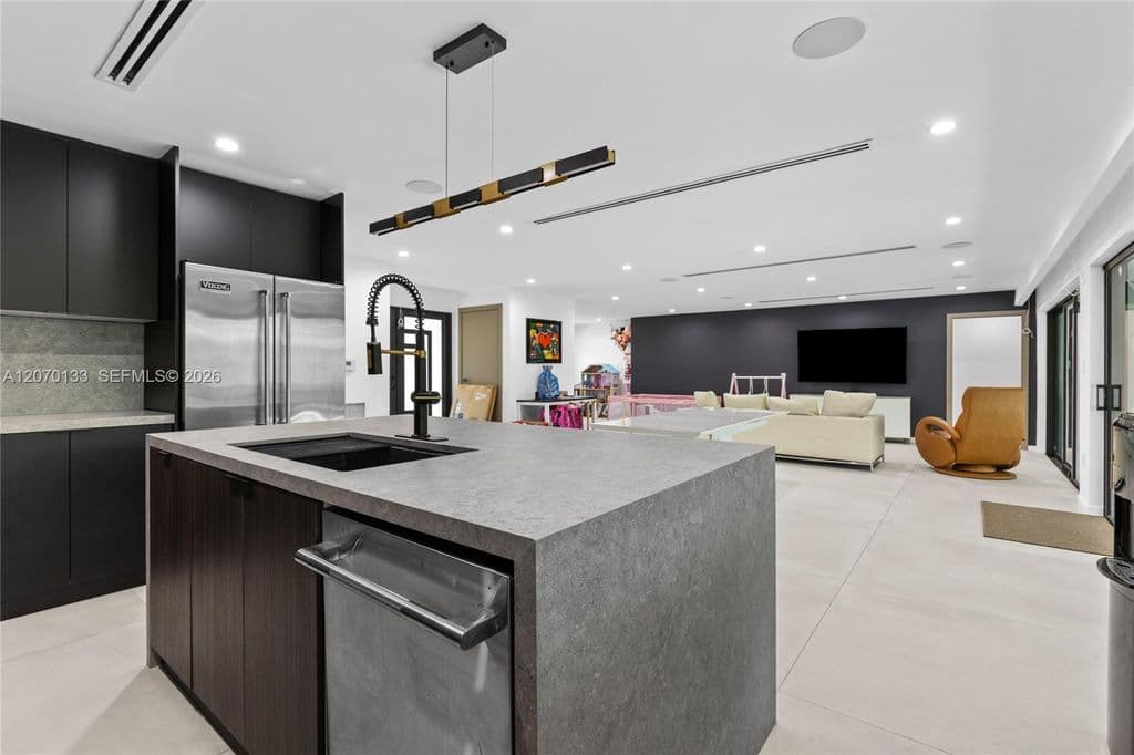 4+1 Müstakil ev — 200 N 52nd Ave