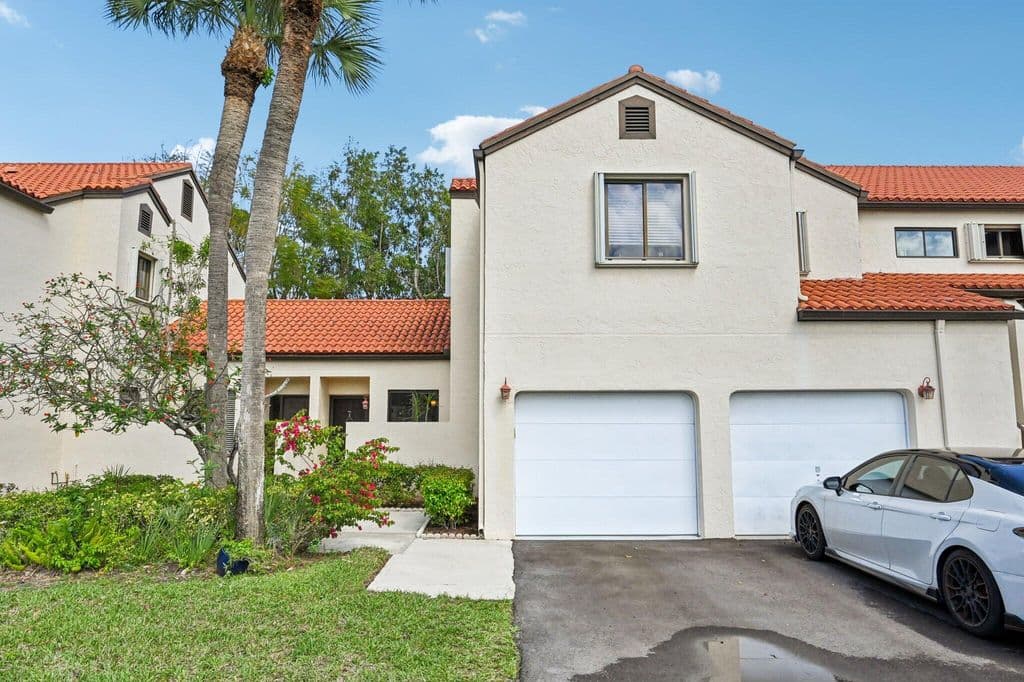 2-bedroom Condo — 22 Via De Casas #103
