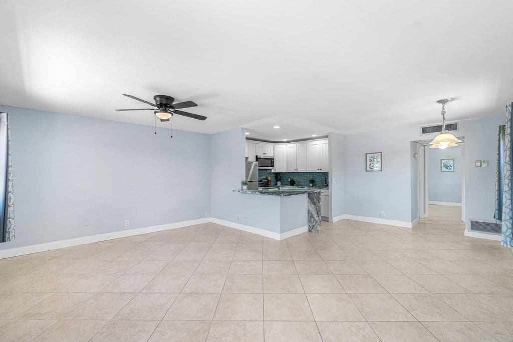 1+1 Condo — 566 Saxony L