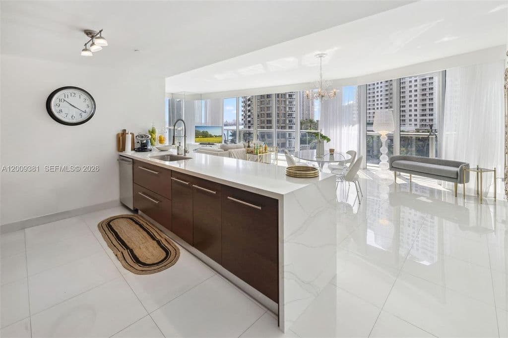 3-bedroom Condo — 465 Brickell Ave APT 701