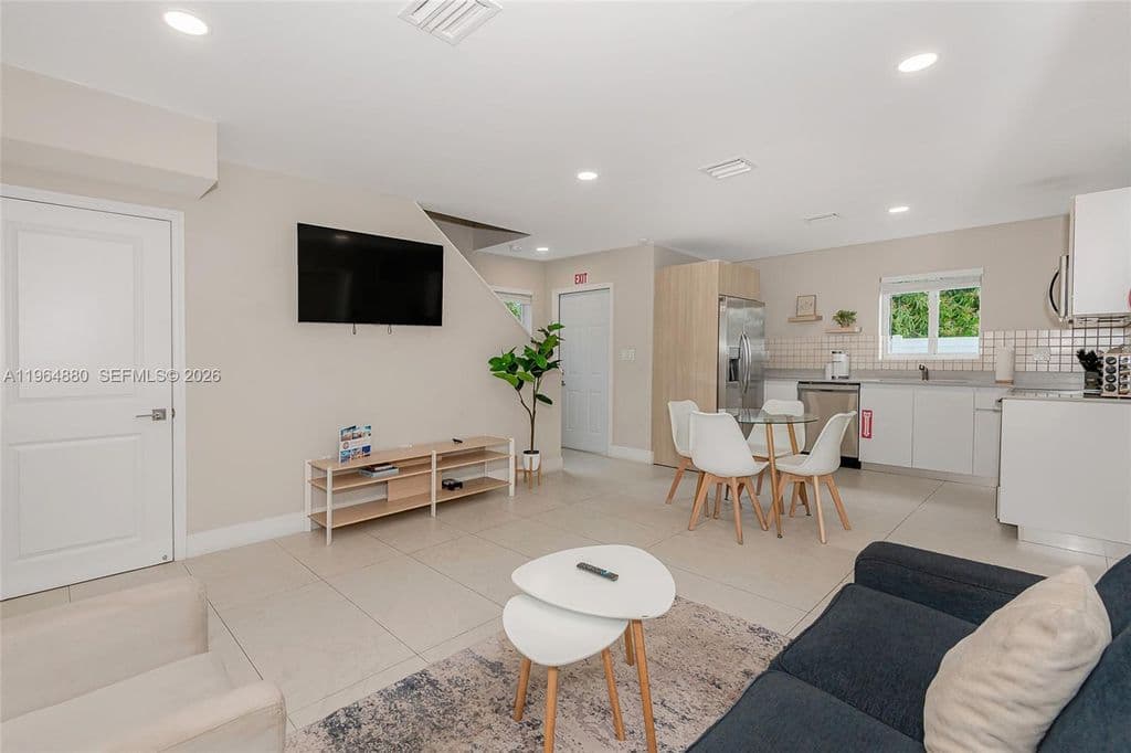 3+1 Müstakil ev — 507 NW 8th Ave #1