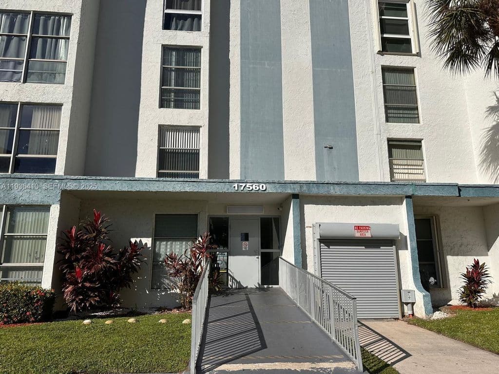 2-bedroom Condo — 17560 Atlantic Blvd APT 109