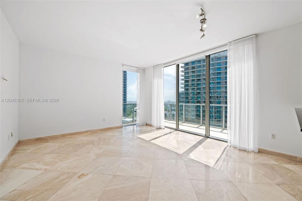 2+1 Condo — 1050 Brickell Ave APT 3314
