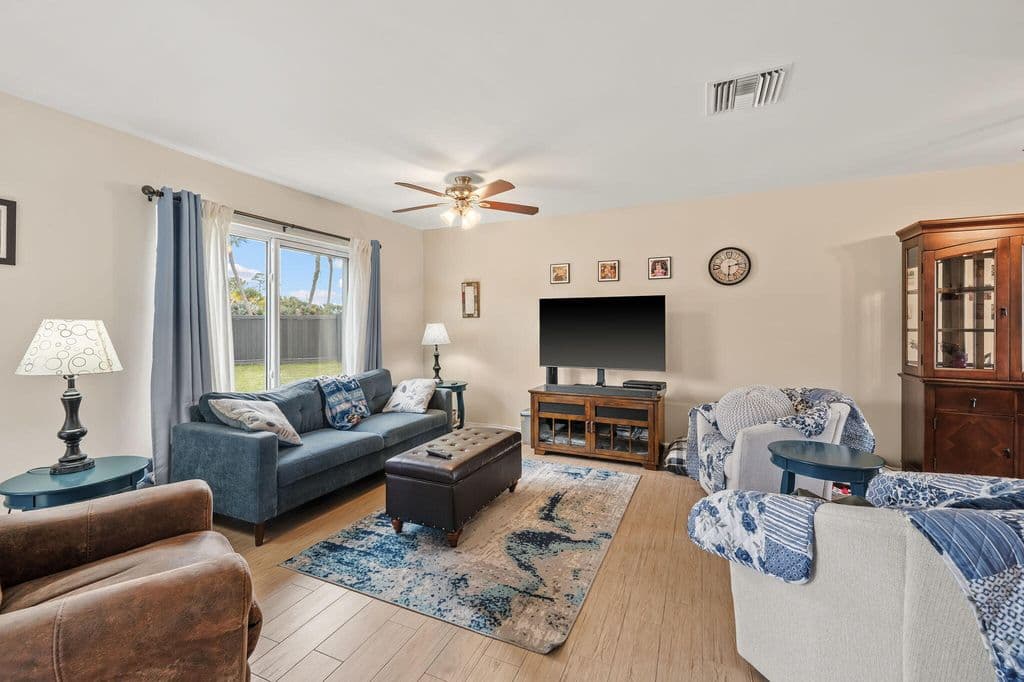 2-bedroom Single-Family Home — 119 Lakeside Circle