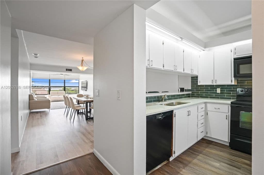 2+1 Condo — 3516 Whitehall Dr APT 301