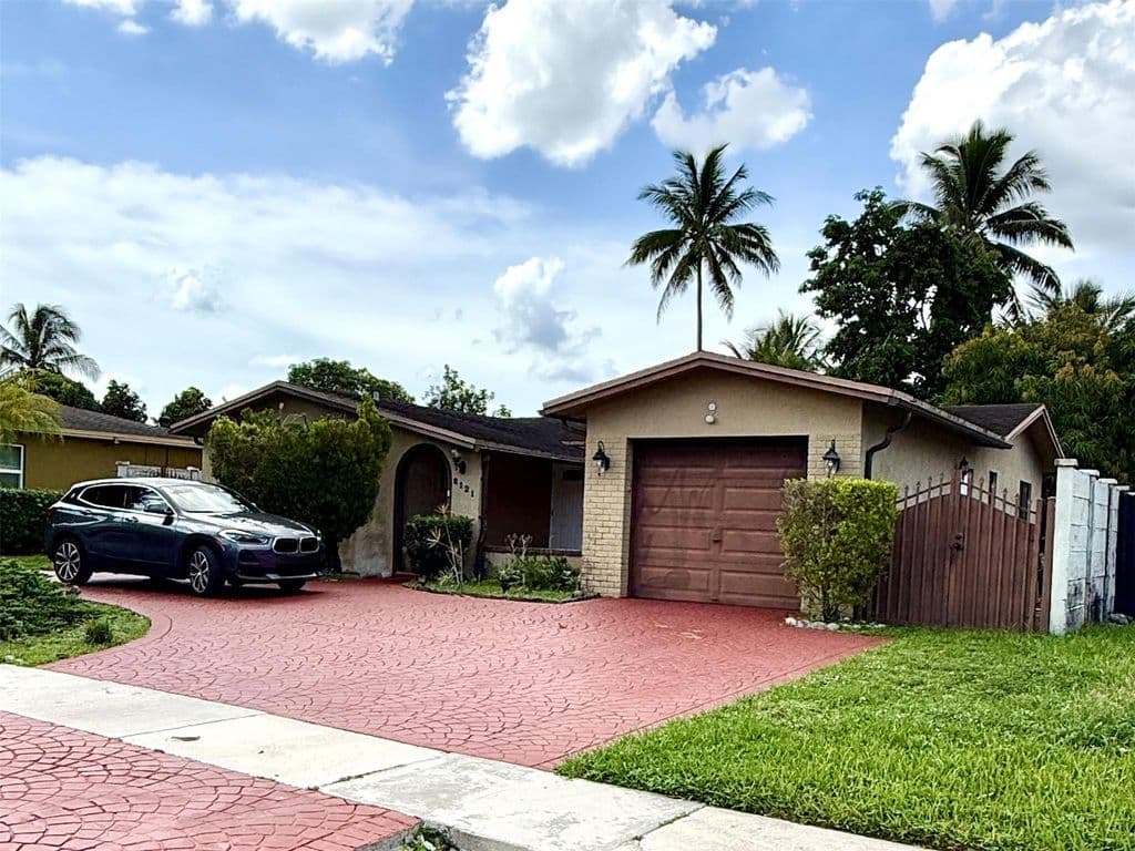 3+1 Müstakil ev — 8121 SW 8TH Street