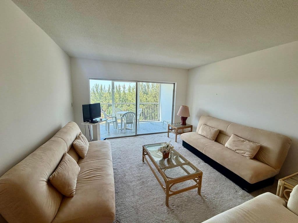 1-bedroom Condo — 3150 N Palm Aire Drive #804