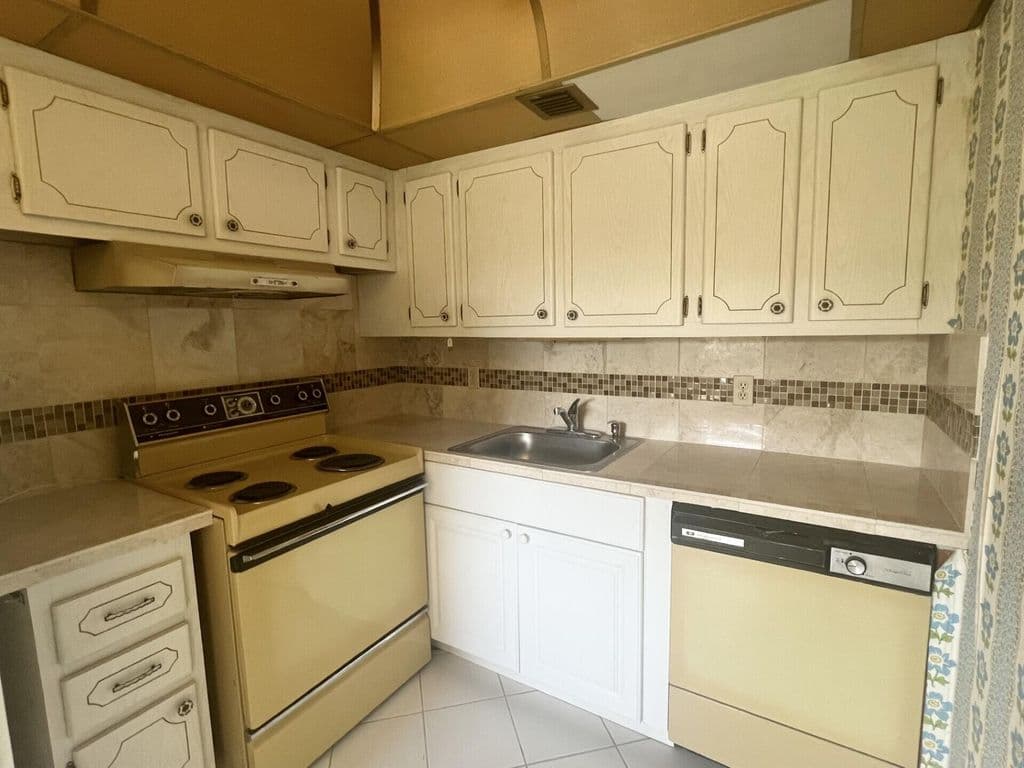 2+1 Condo — 392 Grantham F #392