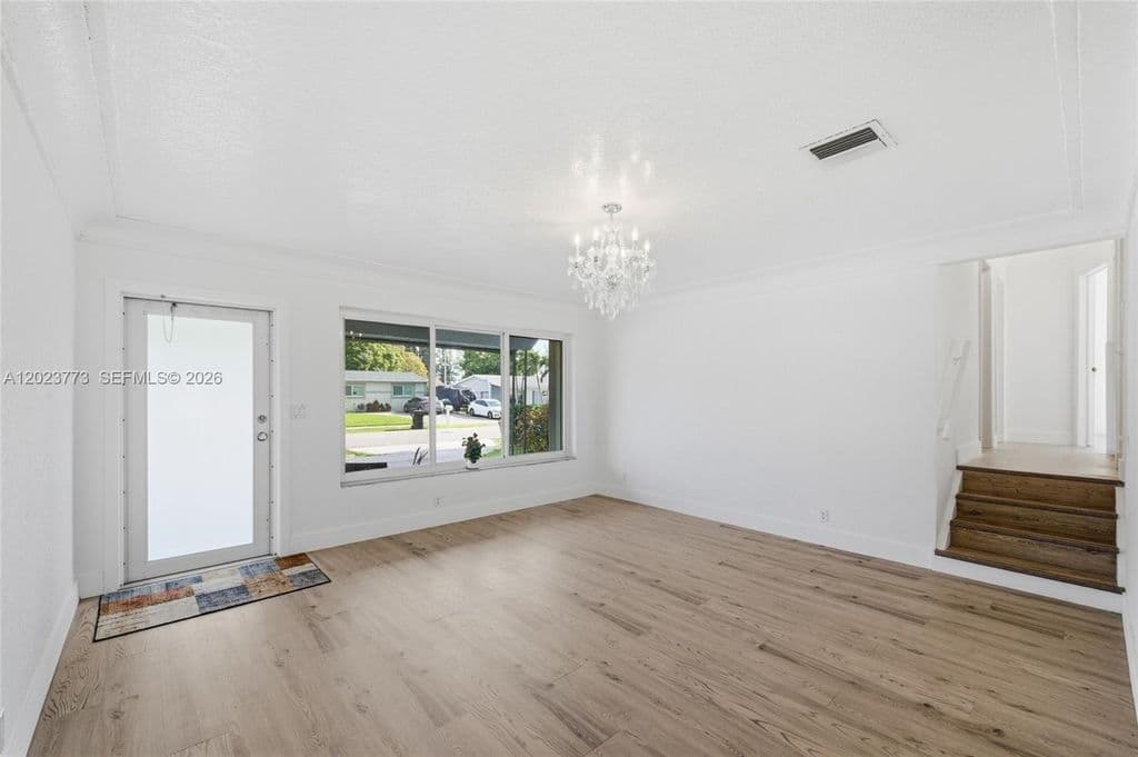4+1 Müstakil ev — 2780 NW 25th St