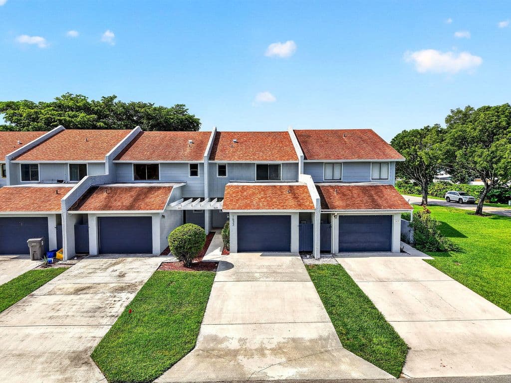 2-bedroom Property — 1633 Woodbridge Lakes Circle #1633