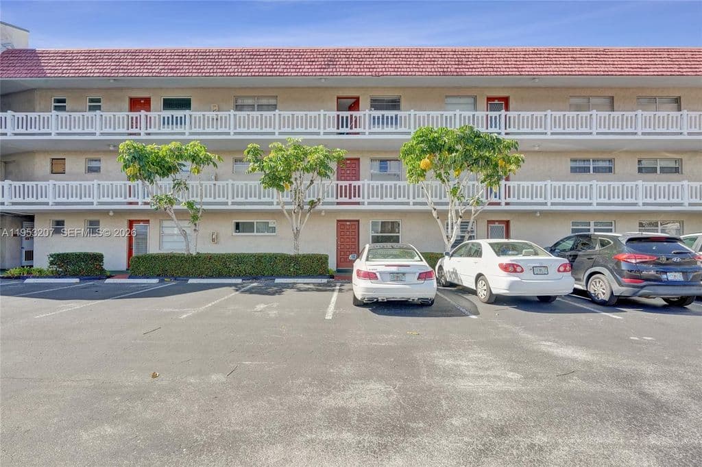 2-bedroom Condo — 3511 Inverrary Dr APT 107