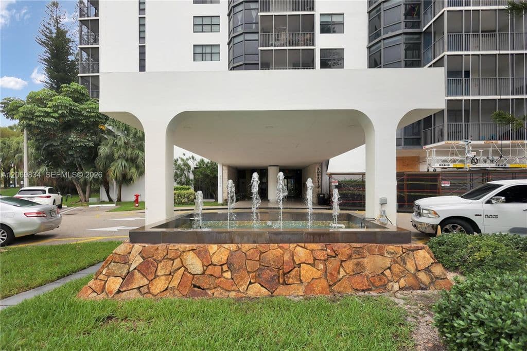 2+1 Condo — 20100 W Country Club Dr APT 204