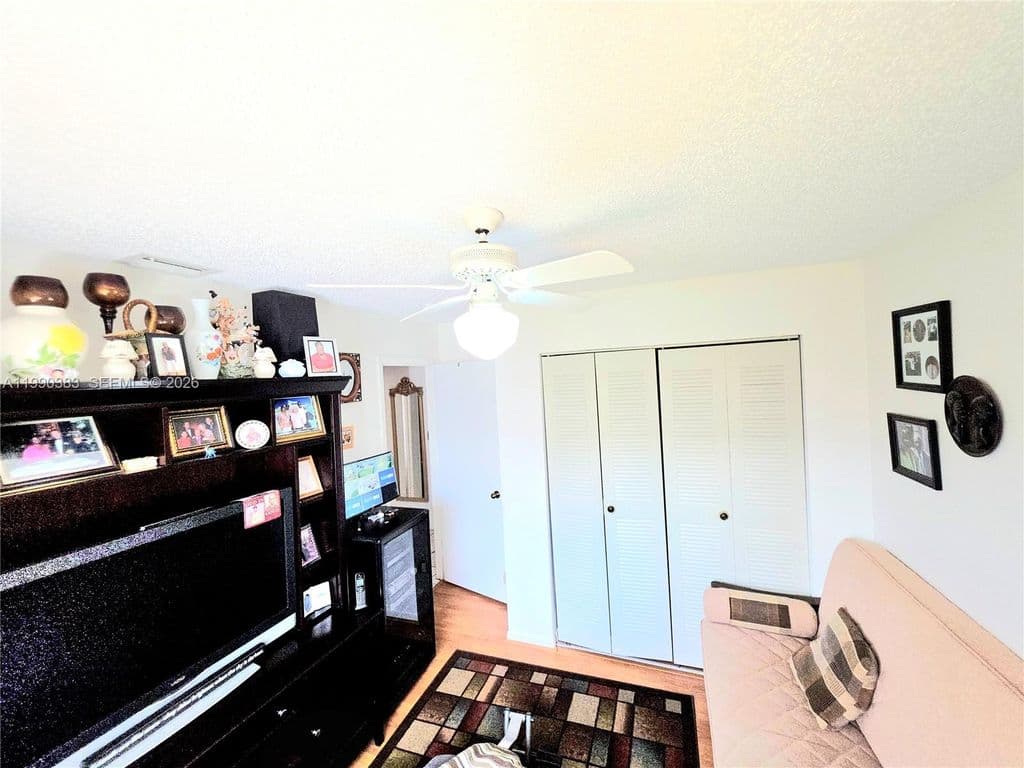 4+1 Müstakil ev — 20317 NW 33rd Ave