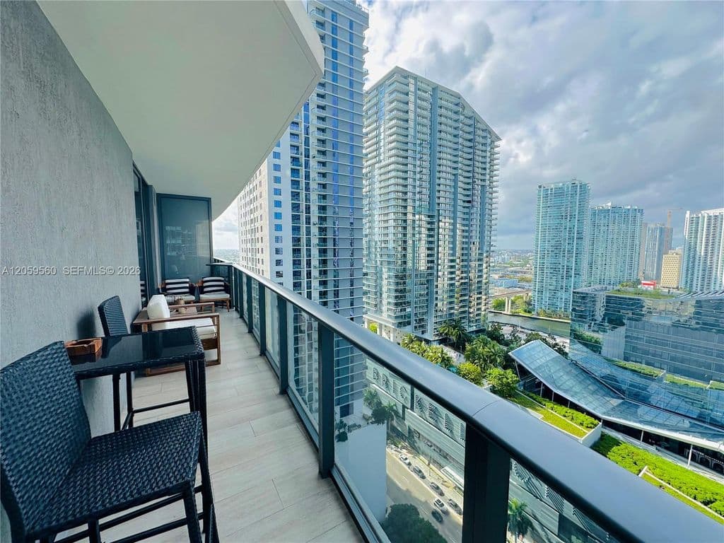 2+1 Condo — 45 SW 9th St APT 2501