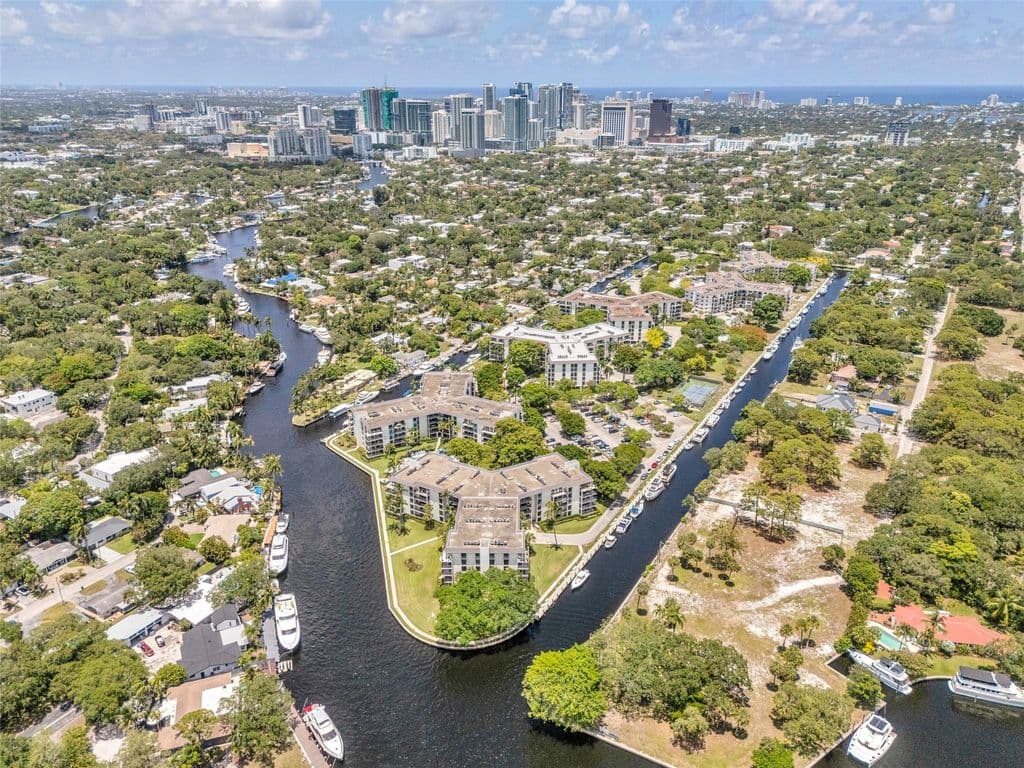 2+1 Condo — 900 River Reach Drive #518