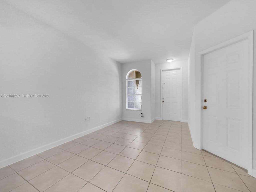 4+1 Mülk — 2482 SE 15th Ct